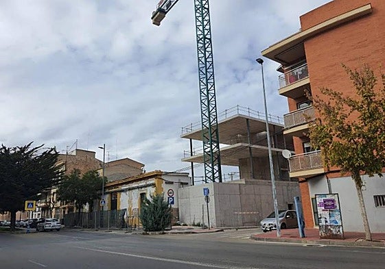 Estado actual de la estructura del edificio de la futura comisaría, ayer, en Yecla.