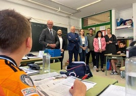 Autoridades y profesores, ayer, durante la visita al centro.