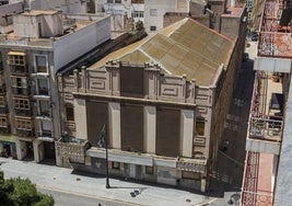 Vista frontal de la fachada principal del Cine Central, situada frente al Lago.