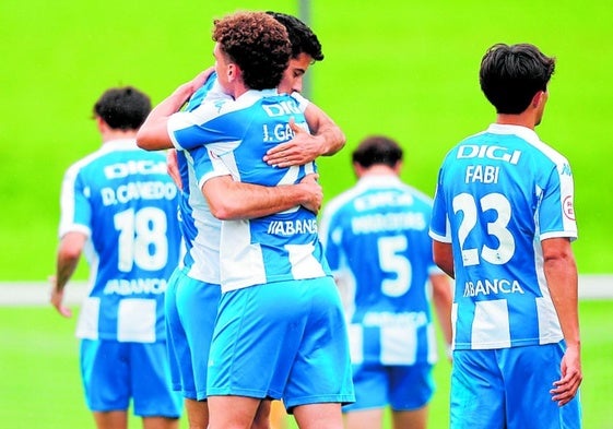 Los futbolistas del Fabril se abrazan tras lograr un gol.