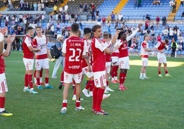 Los jugadores celebran la victoria del domingo ante el Intercity.