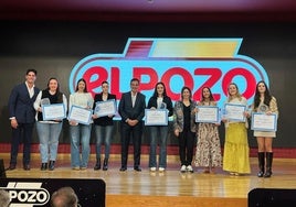 Foto de familia de los galardonados al mejor expediente académico.