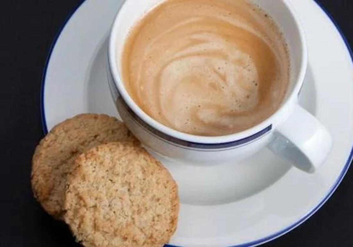No consumas estos alimentos con el café: cuatro combinaciones muy comunes que pueden perjudicar la salud