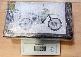 La mochila en la que el joven transportaba la droga, incautada por los agentes de la Guardia Civil.