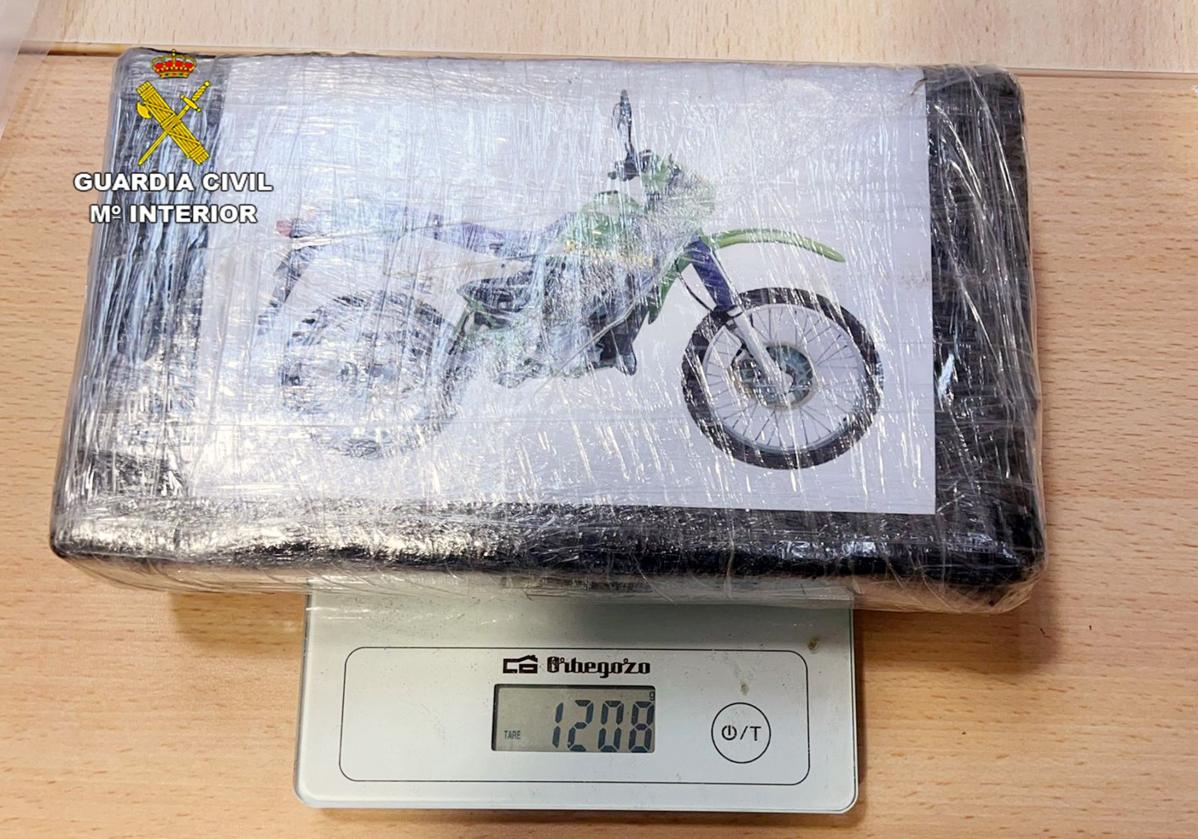 Detenido en Jumilla un joven que transportaba más de un kilo de cocaína en su mochila