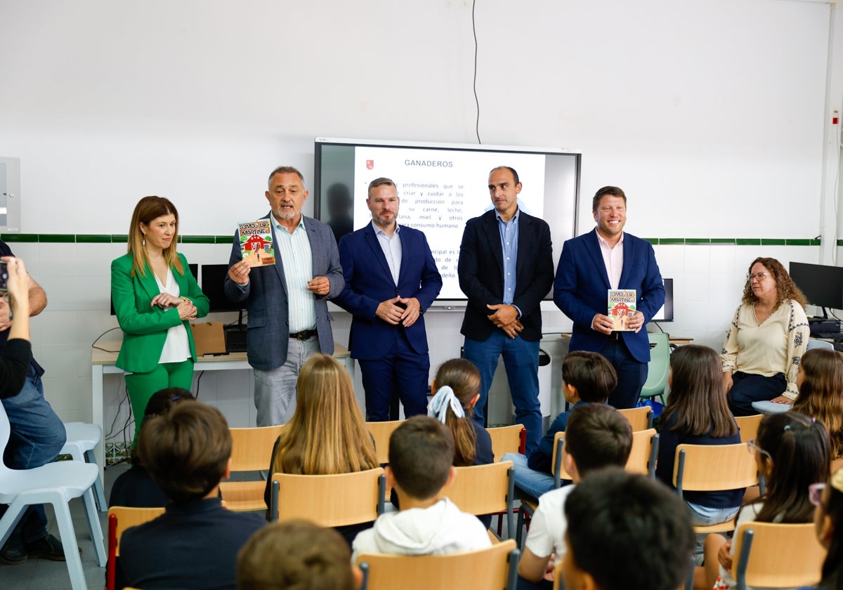 Las autoridades en la presentación del cómic a los alumnos del colegio Alfonso X.