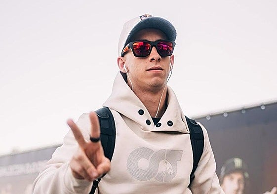 Pedro Acosta saluda a cámara antes del Gran Premio de Jerez.