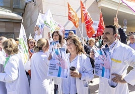 Profesionales del Hospital Santa Lucía se manifiestan, el año pasado, tras una agresión en el centro.