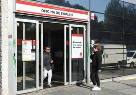 Una mujer espera para entrar a una oficina del SEPE.