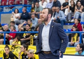 Canut sigue desde la banda un partido de este curso.