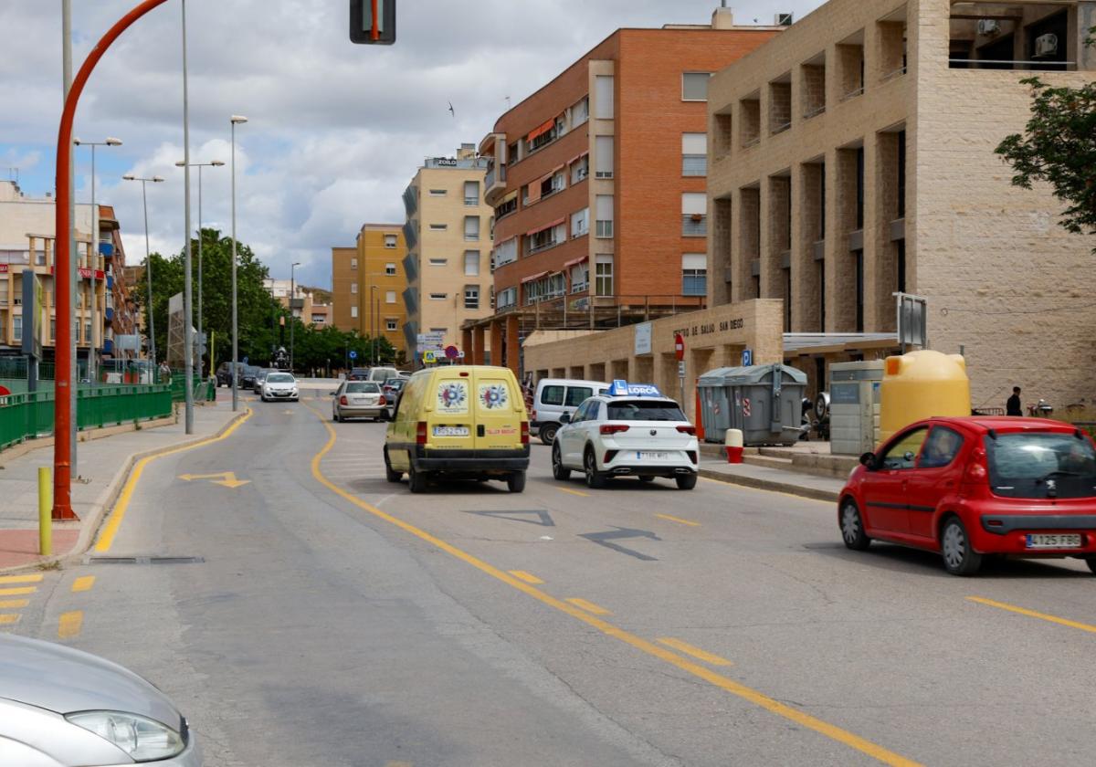 Adif habilita un tercer carril en una calle de Lorca para mejorar la fluidez del tráfico