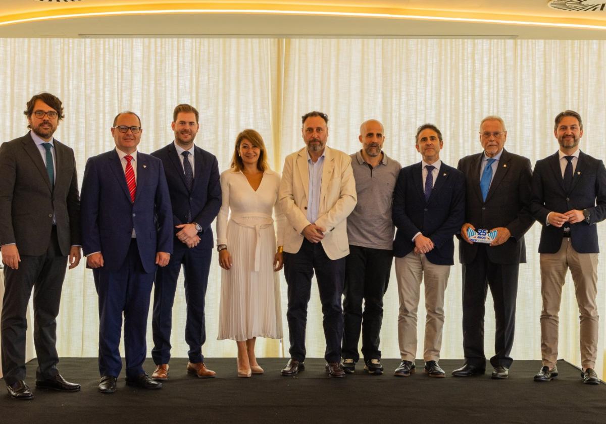 Foto de familia de autoridades y premiados.