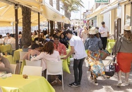 Un joven camarero atiende a unos comensales en una terraza de Cabo de Palos, la pasada Semana Santa.