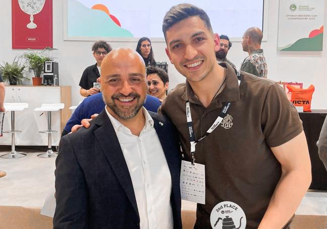 Fran Bernal y Nahuel Cian posan con el último galardón.