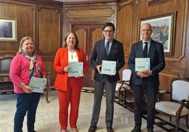 La presidenta de la Asamblea Regional recibe la Memoria Judicial 2024 del Tribunal Superior de Justicia de Murcia.