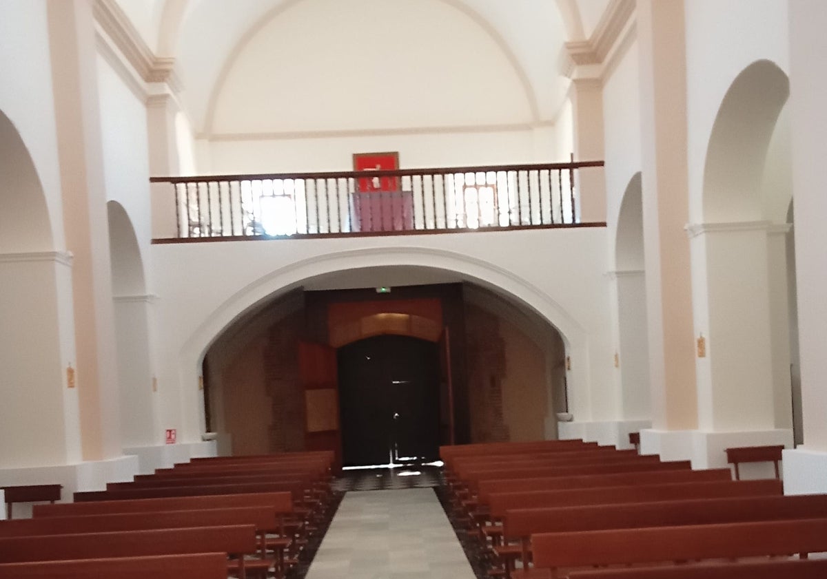Imagen principal - De arriba abajo, nave central y coro, capilla del Sagrario y cúpula con los cuatro santos cartageneros.
