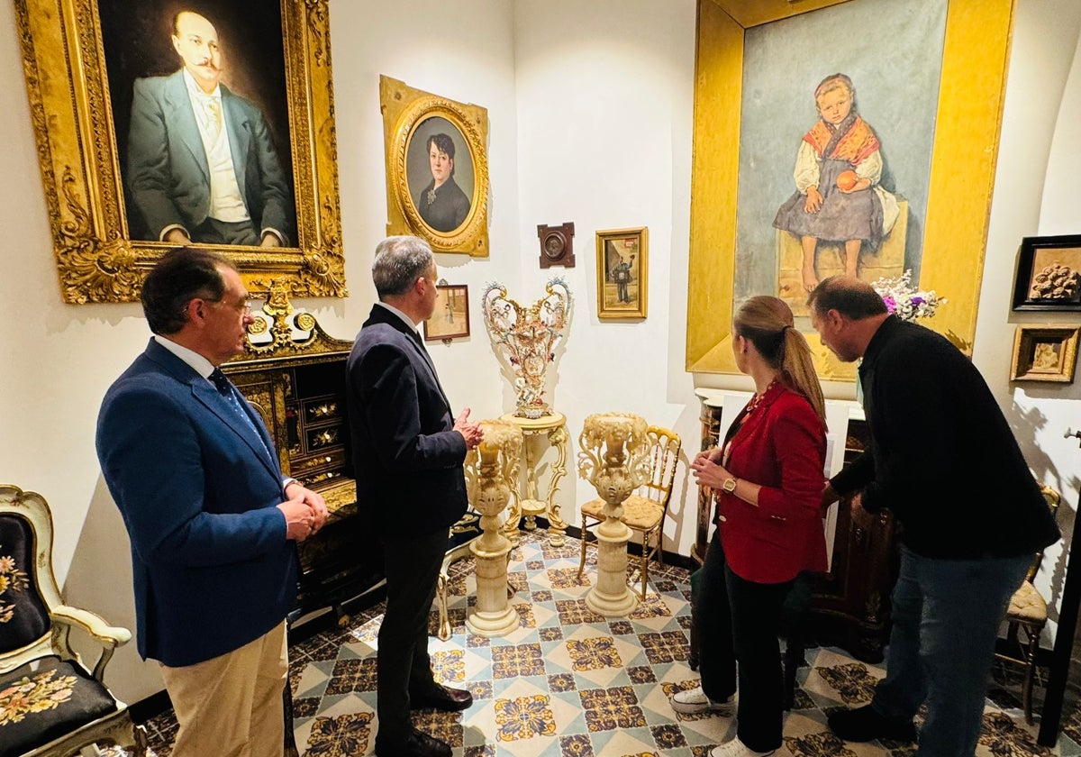 El palacio de Guevara de Lorca incorpora tres jarrones del siglo XX restaurados en los talleres municipales