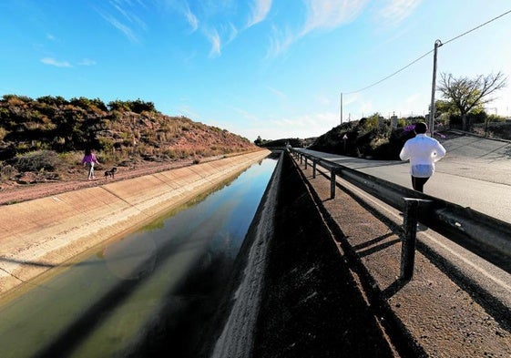 El canal del Trasvase Tajo-Segura a su paso por Totana