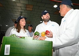 López Miras, junto a la consejera de Agricultura, Sara Rubira, ayer, en la Cooperativa San Cayetano.