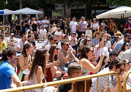 Público, en la plaza de los Apóstoles, de los conciertos gratuitos del programa 'Somos Murcia', paralelo y complementario al Warm Up.