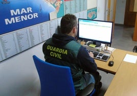 Un agente de la Guardia Civil en un cuartel de la comarca del Mar Menor, en una imagen de archivo.
