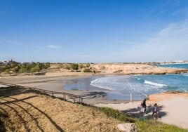 Dos bañistas abandonan Cala Mosca, en una fotografía de archivo.