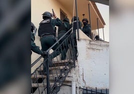 Los agentes participan en el registro de la vivienda que se usaba como punto de venta de drogas.