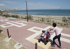Una mujer pasea con su hija en Cabo de Palos, en una imagen de archivo.