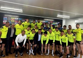 Jugadores del Cartagena con miembros de la AFE.