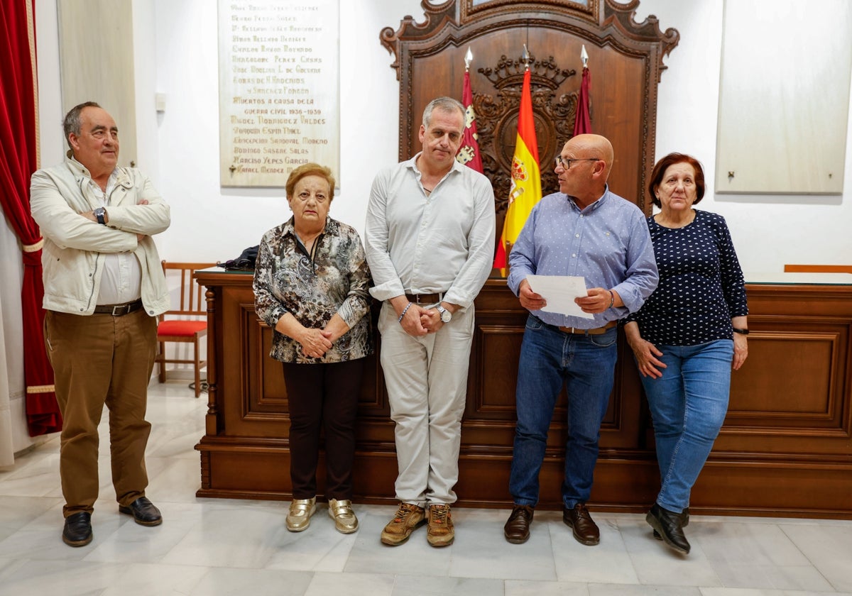 El concejal Pedro Sosa con algunos de los damnificados pendientes del cobro de las ayudas.