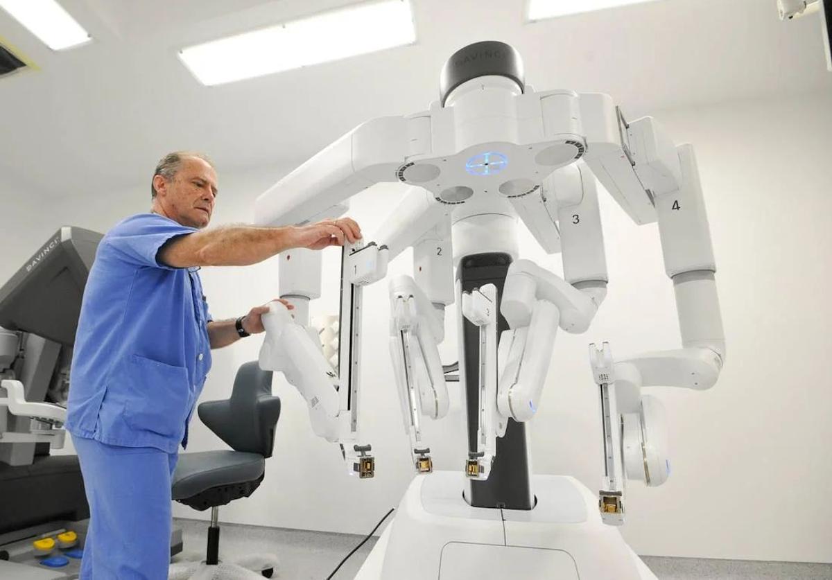 El robot quirúrgico Da Vinci supera las mil operaciones en el Santa Lucía en menos de 4 años