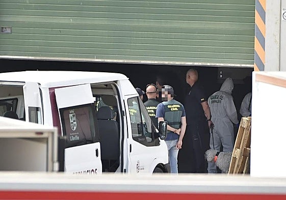 Agentes de la Guardia Civil, durante el registro de este jueves en la nave de Librilla.