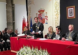El magistrado Manuel Luna lee su discurso durante su toma de posesión como presidente del TSJ de la Región.