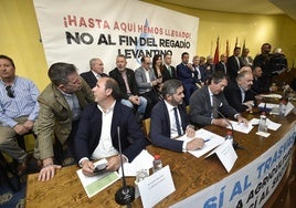 Primer acto de protesta del Scrats contras las nuevas reglas del Trasvase, este miércoles, en Murcia.