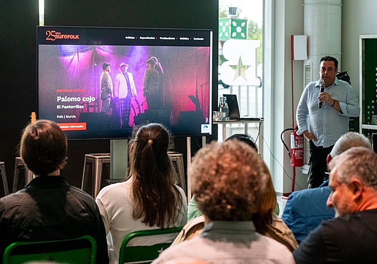 Paco Morales, cofundador de Surefolk, presentó la nueva página web de la agencia.