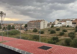 En primer término, las aceras de las obras de urbanización de la primera fase del nuevo plan parcial en el norte de La Ñora.