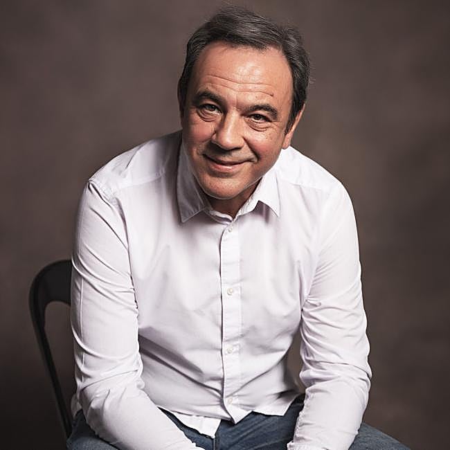 Vicente González Olaya ejerce el periodismo en 'El País', donde es redactor jefe y trabaja desde hace más de tres décadas. Está especializado en Arqueología y Patrimonio Histórico.