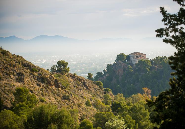 Vista de la huerta desde la Fuensanta; a la derecha, la Casa de Espiritualidad.