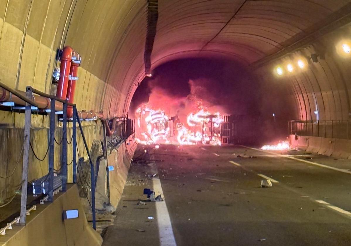 Muere el conductor de un camión con material inflamable incendiado en el interior del túnel de Pilar de la Horadada