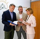 El alcalde y los concejales de Emergencias y Hacienda tras la presentación del presupuesto.