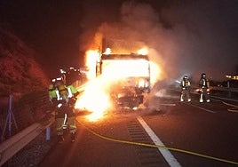 Los bomberos apagan el fuego.