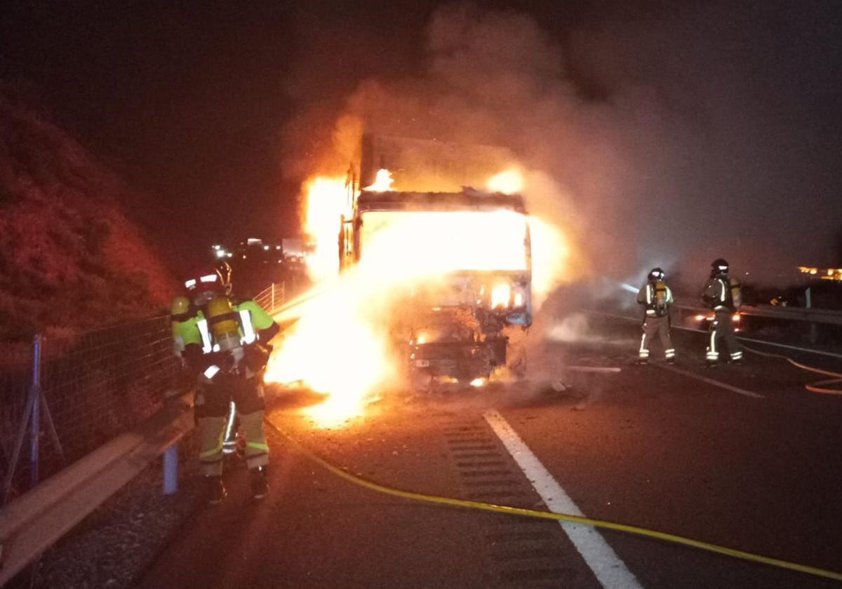Arde un tráiler en Puerto Lumbreras