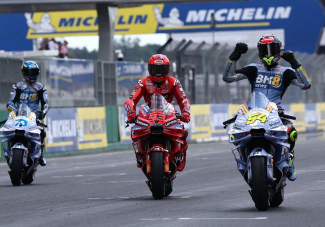 Fermín Aldeguer (d), junto a los hermanos Márquez, celebra su podio tras el sprint de Le Mans.
