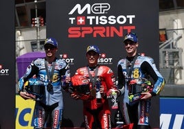 Aleix Márquez, Marc Márquez y el añorejo Fermín Aldeguer, este sábado, en el podio del sprint de Le Mans.