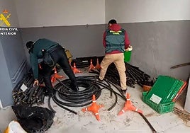 Dos guardias civiles inspeccionan cable de cobre robado en una operación realizada el pasado mes de enero.