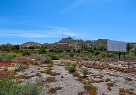 Terrenos sin urbanizar y viviendas ya construidas en el entorno del Plan Parcial Niágara, en Águilas, ayer.