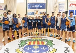 Técnicos y jugadores deen un entrenamiento.