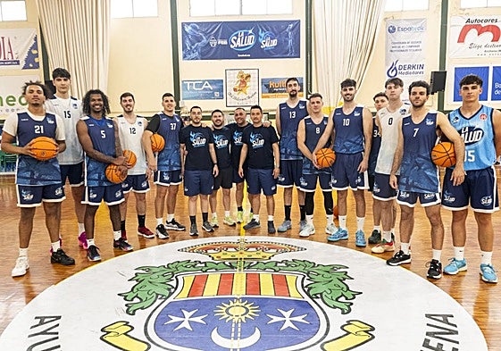 Técnicos y jugadores deen un entrenamiento.