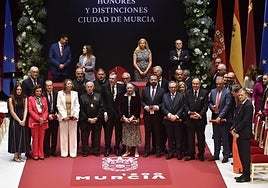 Los homenajeados posan junto al alcalde de Murcia, este sábado, al finalizar el acto institucional.