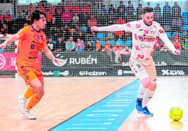 Gadeia, jugador de ElPozo, a punto de pegarle al balón ante la oposición de Charly, del Burela, este sábado, en el triunfo del cuadro charcutero.